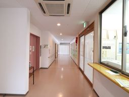 廊下の明るい空間