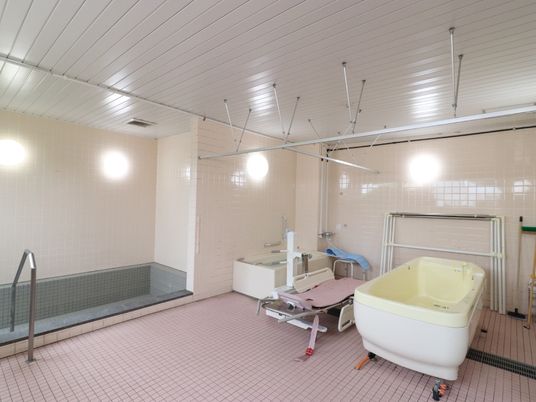 明るい介護用浴室