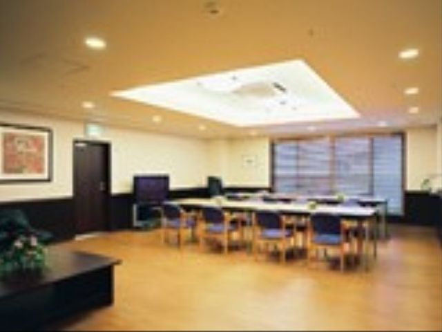 ゆったりとした食堂の一角 リビング・ダイニング 清潔で広々とした食堂は、職場の快適さを大切に考えて設計されています。友だちと語らいながら、食事の時間を楽しんでいただけます。