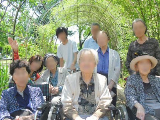 中庭に集う利用者たち