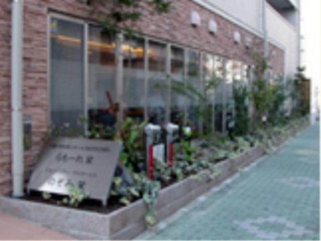 清潔感のある施設エントランス 環境 手入れされた緑が迎える入口は、安らぎを感じる設計になっており、来訪者を温かく迎えます。