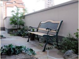 ベンチがある小さな庭