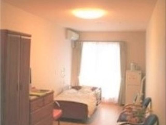 居心地よい居室の様子 居室 明るい光が差し込む広々とした居室です。ゆとりある空間でのびのびとお過ごしいただけます。
