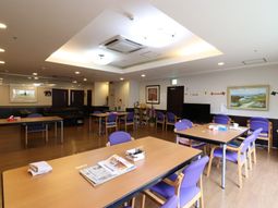 明るい共有リビング空間