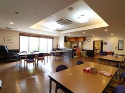 共用ラウンジの明るい空間