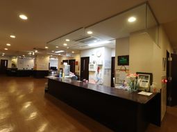 広々とした受付エリア
