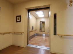 廊下とエレベーター