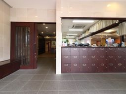 明るいエントランスの様子