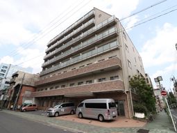 多階建ての建物の外観