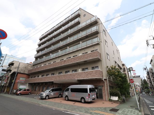 多階層の建物外観 外観 広々としたエントランスが備わる多階層の建物です。機能的なスペースで、日々の業務に必要な環境が整っています。