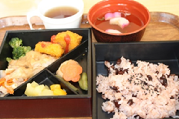 美味しそうな食事のトレイ