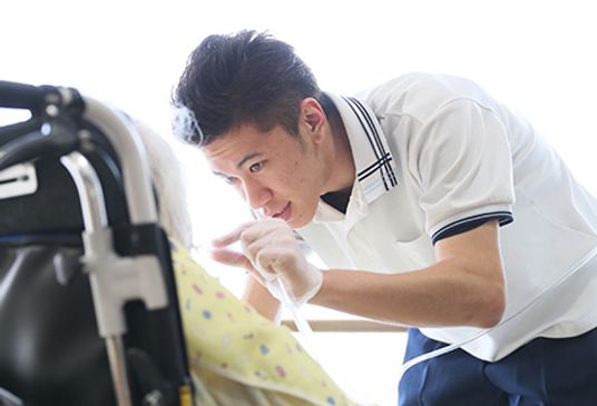 介護士と利用者の交流