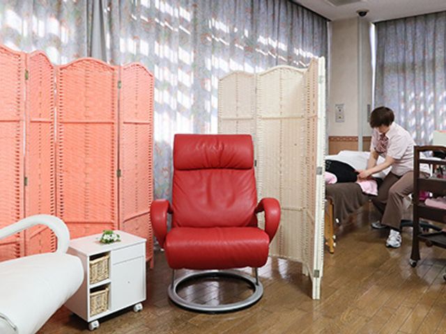 柔らかな光の居室 居室 自然光が注ぎ込む居室です。快適な空間で、スタッフが丁寧にケアを行っています。