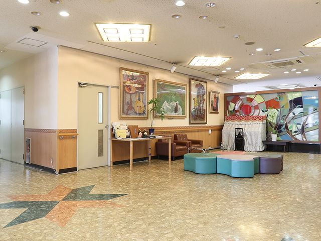 広々としたロビー ロビー 広々としたロビーで、リラックスできるソファが配置されています。自然光が入る明るい空間です。