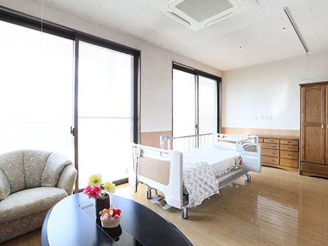 明るい居室 居室 広々とした明るい居室は、自然光がたっぷり差し込む快適な空間です。