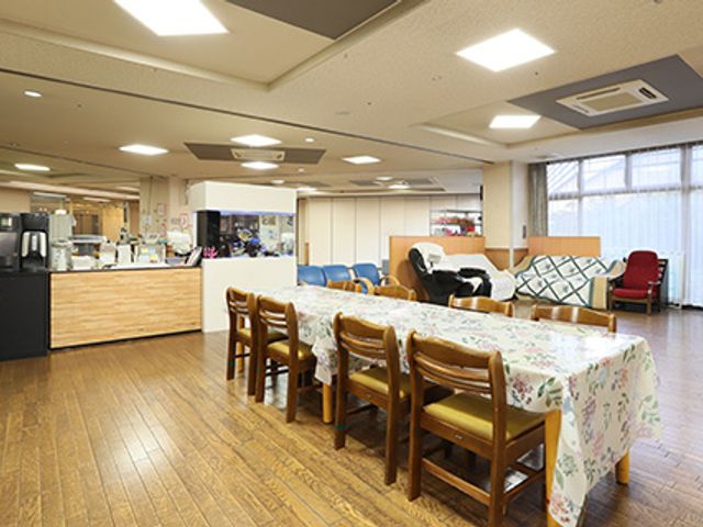 自然光あふれるダイニングルーム ダイニングルーム 明るい自然光が差し込む広々としたダイニングルームでは、リラックスしてお食事ができます。