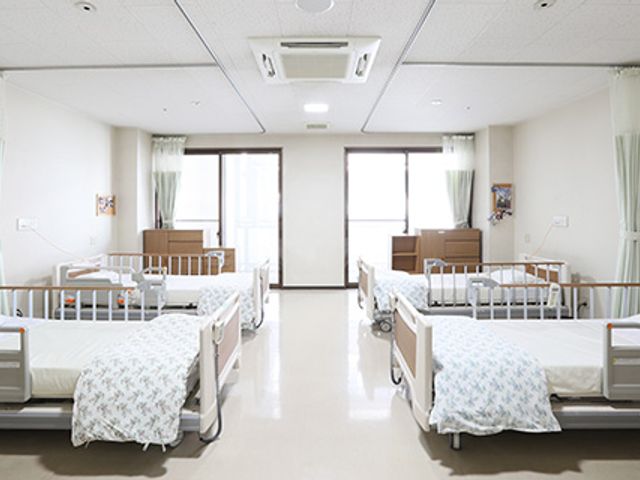 明るい雰囲気の居室 居室 広々とした居室は、採光が良く心地よい空間です。ベッドがゆったり配置されています。