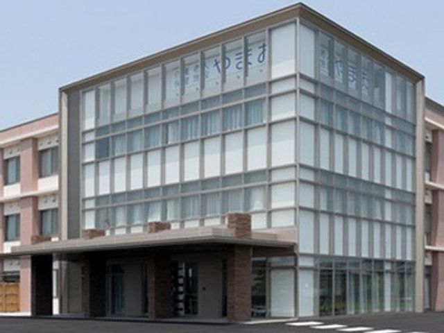 モダンな建物外観 外観 透明感のあるモダンなデザインで、明るい印象の建物です。入り口付近には十分なスペースがあります。