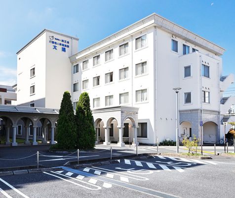 白い建物の外観