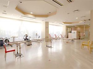 自然光が入る明るい機能訓練室