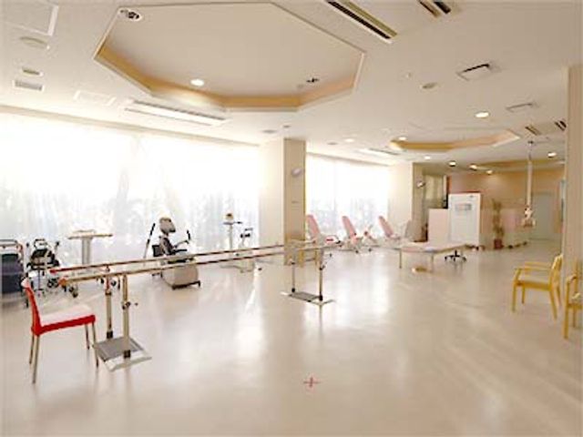 自然光が入る明るい機能訓練室 機能訓練室 広々とした空間で機能訓練が行えます。自然光が差し込む明るい環境で、気持ちよく過ごせます。