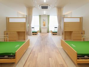明るい居室の中央通路  