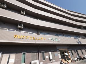 施設の外観と看板