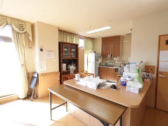 キッチンカウンターの明るい部屋