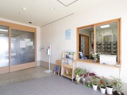 明るい受付エリア