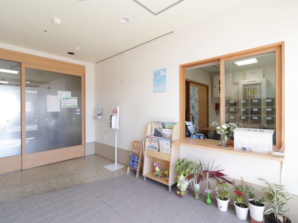 明るい受付エリア