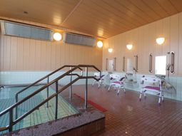 手すり付き浴室施設