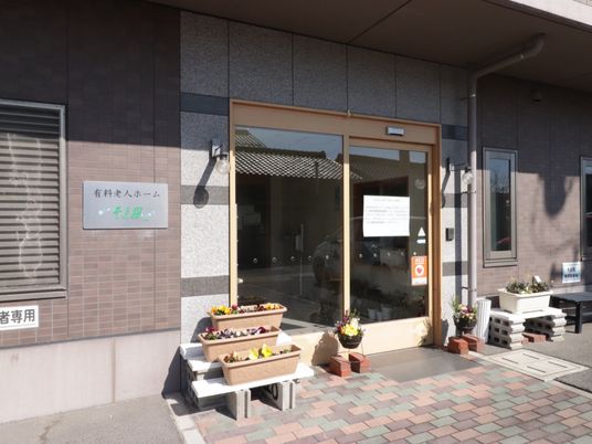 エントランスの明るい日差し