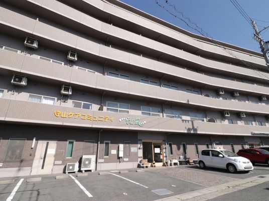 多階層建物のエントランス