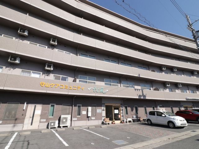 多階層建物のエントランス 建物 清潔感あふれる建物外観が印象的です。こちらでの勤務は、利用者の方々と共に快適な環境で働けるでしょう。
