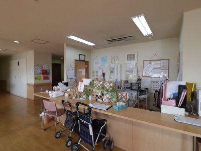 受付カウンターと掲示板