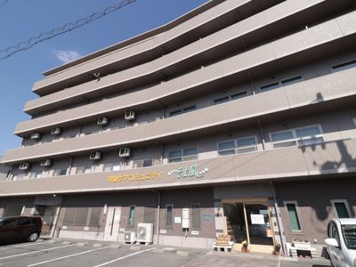 多層建築のエントランス