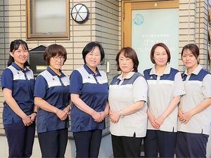 制服姿のスタッフが並ぶ外観  
