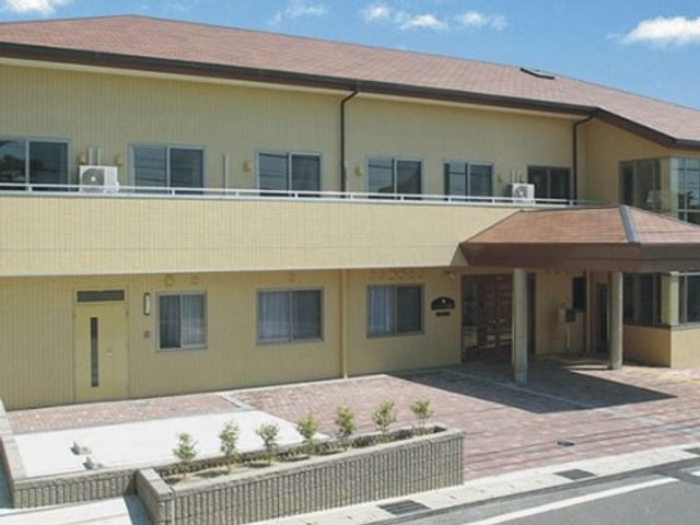 黄色い建物の外観 外観 日当たりのよい暖色系の建物で、入口はバリアフリー設計されており、車椅子の方も安心して出入りできる環境です。