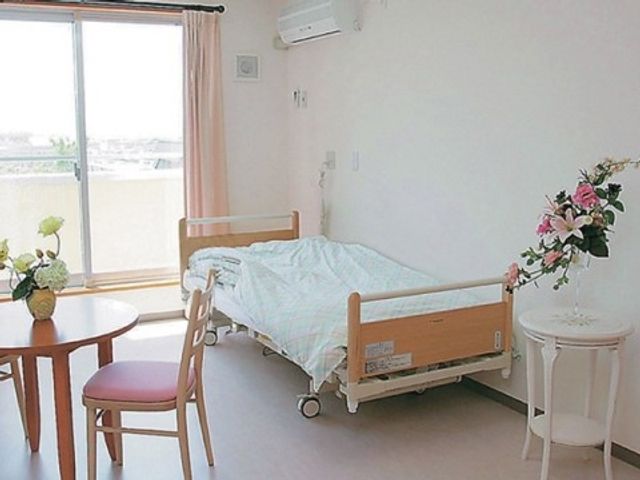 明るい個室の居室 居室 明るく清潔感のある居室です。日常生活をゆったりと過ごすための配慮が感じられます。