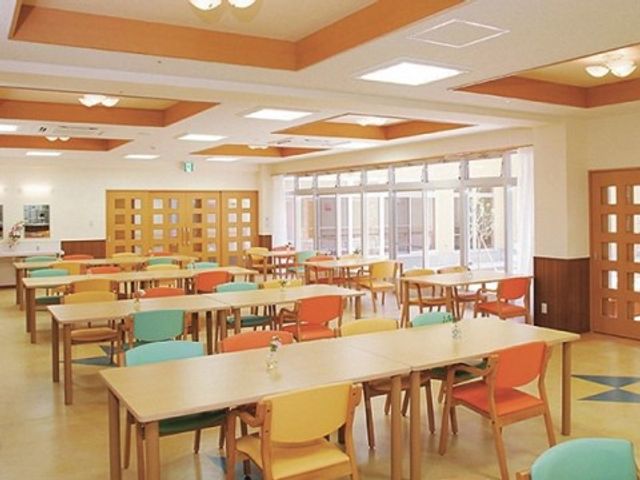 広々とした明るい食堂 食堂 ゆとりある空間の食堂は、天井が高く開放感があります。明るい光が差し込む窓際では、心地よい食事の時間を過ごせそうです。