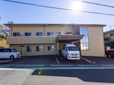 明るい外観の建物エントランス