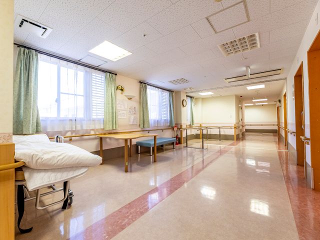 広々した廊下と居室 廊下 ゆったりとした居室が確保され、明るい日差しが差し込んでいます。安全に配慮したベッドと広いスペースが魅力です。