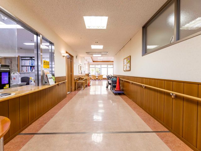 廊下が広々としている様子 廊下 明るく広い通路が心地よい空間を提供しており、清潔感が感じられます。安定した手すりが整備され、歩行にも配慮されています。