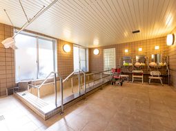 広々とした明るい浴室