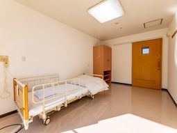 明るい居室のベッドと収納