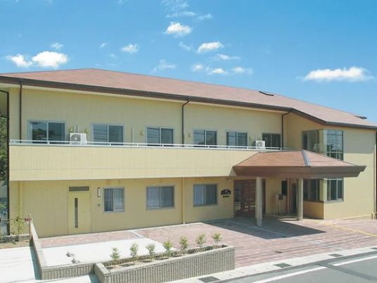 二階建ての建物外観  