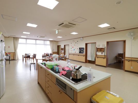 明るい共有スペースの様子