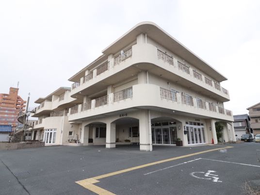 多階層の建物エントランス
