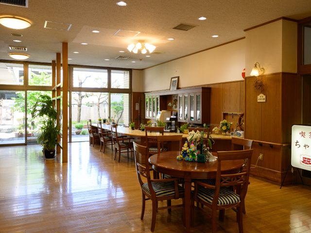 開放的なリビング リビング 自然光が差し込む広々とした空間で、リラックスできる環境が整っています。
