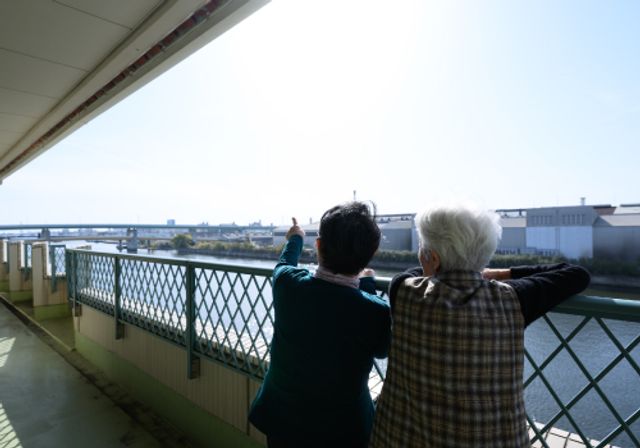 川を望むバルコニー バルコニー 広々としたバルコニーから川を見渡すことができ、憩いのひとときを過ごせます。